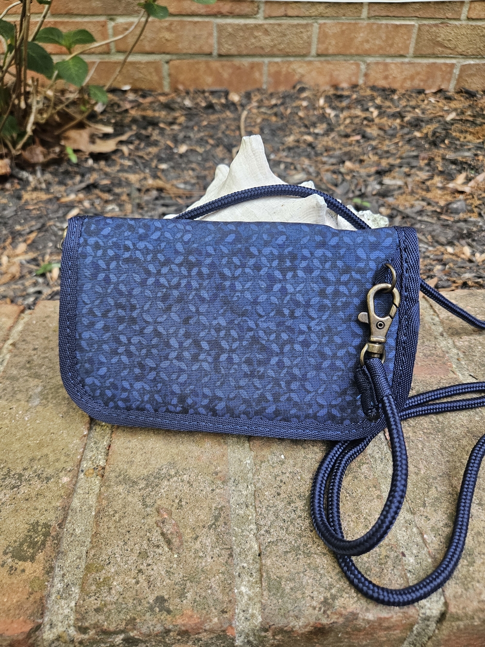 Eddie Bauer Travel Compact Crossbody Wallet With Removable Strap - Picture 2 of 5